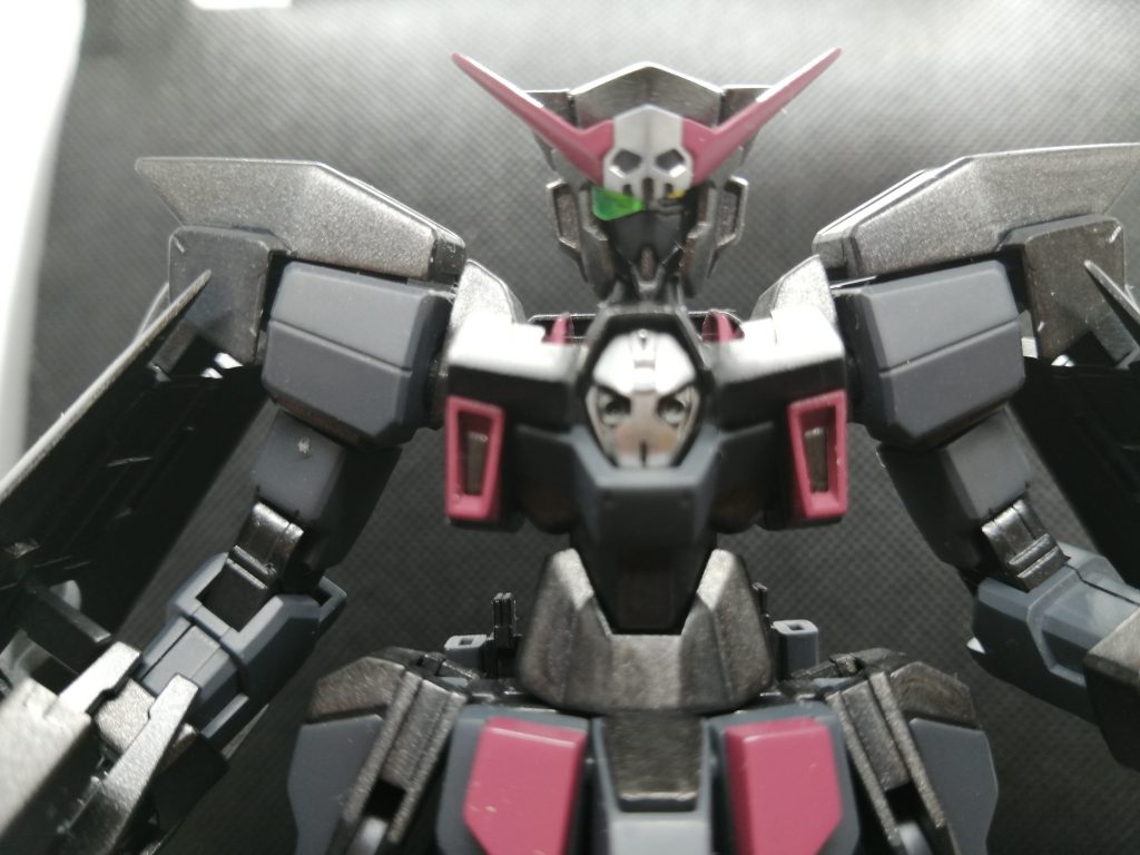 眼帯センサーは切り取って同じサイズに切り揃えたクリアランナーのタグを接着しました。