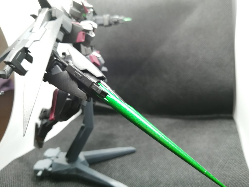 最初はガイアノーツのプレミアムミラークロームをコンパウンドで磨いたのですが塗膜が無残に剥げたので思い切ってシグルランサーとしてみました。