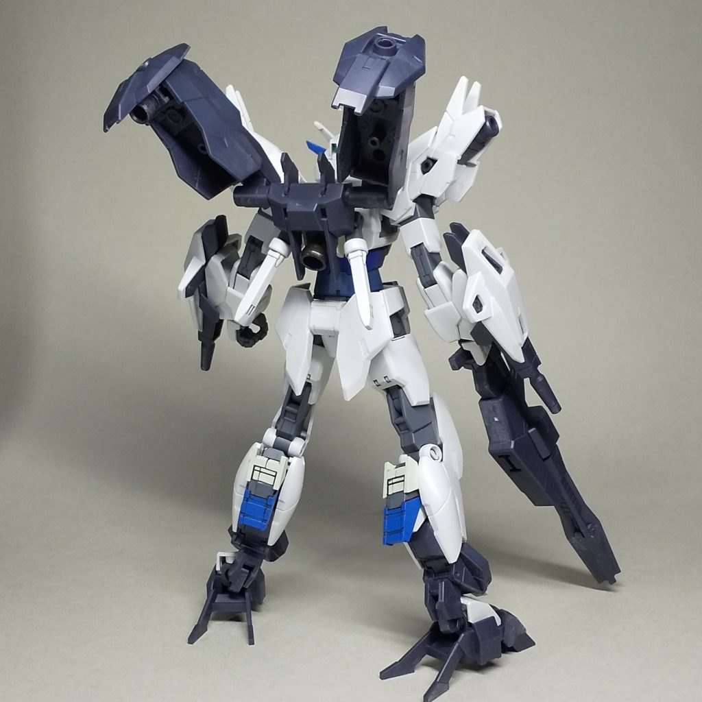 アーマーを装備させると足裏の白い部分の分割ラインが目立つので、対策が必要かもしれません。