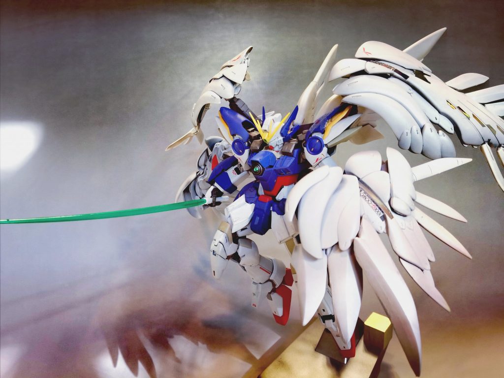 ヒロイックなポージング。セラフィムユニットは側面に流せば少しはアクションポーズがとれます。