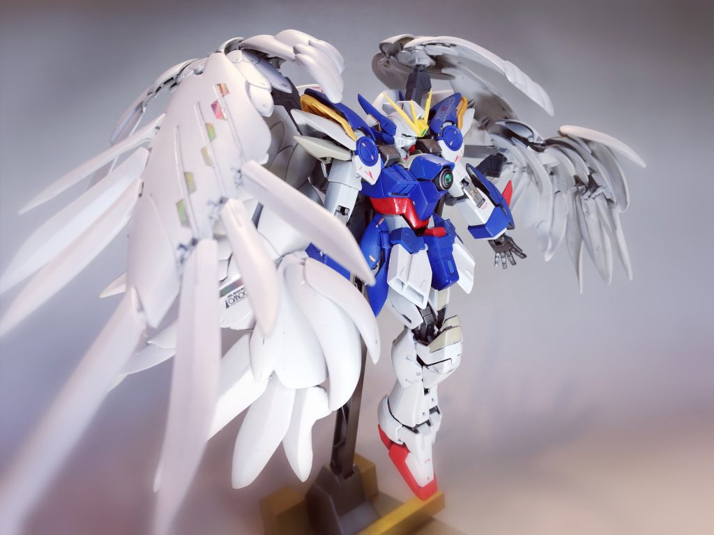 ホログラムフィニッシュで翼にアクセント