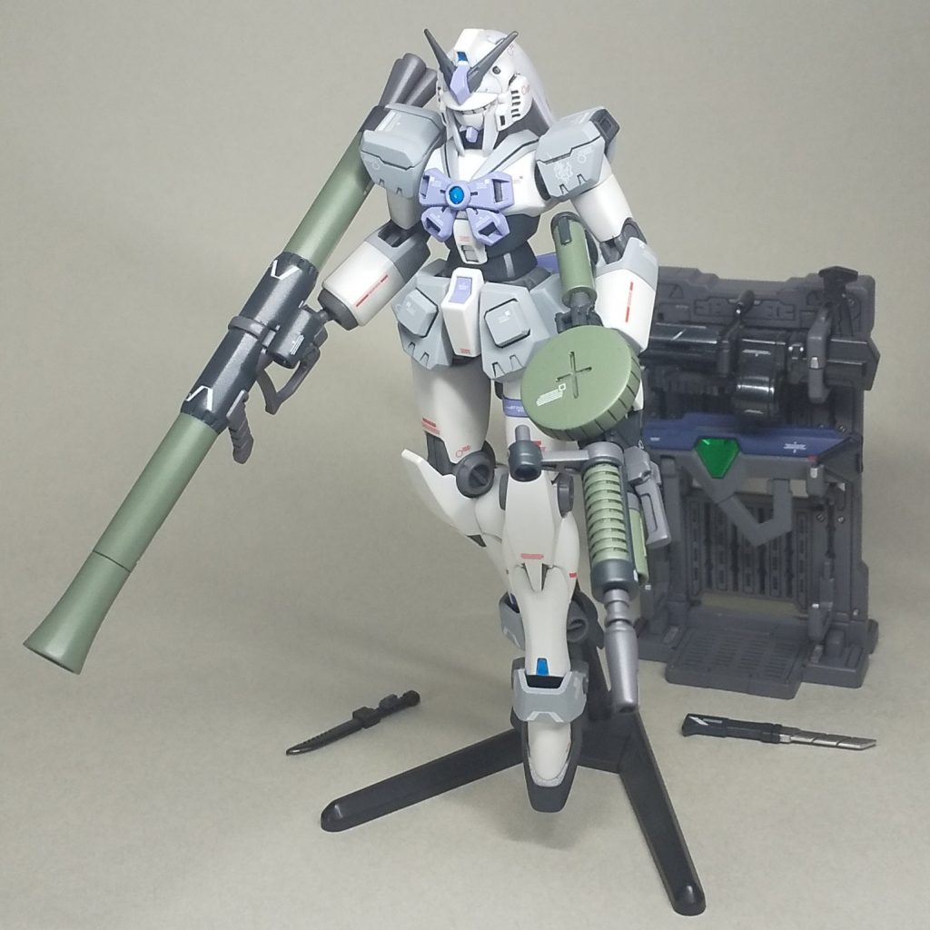 1/144 ノーベルガンダムは通常サイズのMSと比べて細くて小さく、並べた時にか弱そうに見えるのがいいです。放送期間に仮組みしたまま放置したノーベルガンダムがあったので、アイラ機として塗装しようと思いつきました。