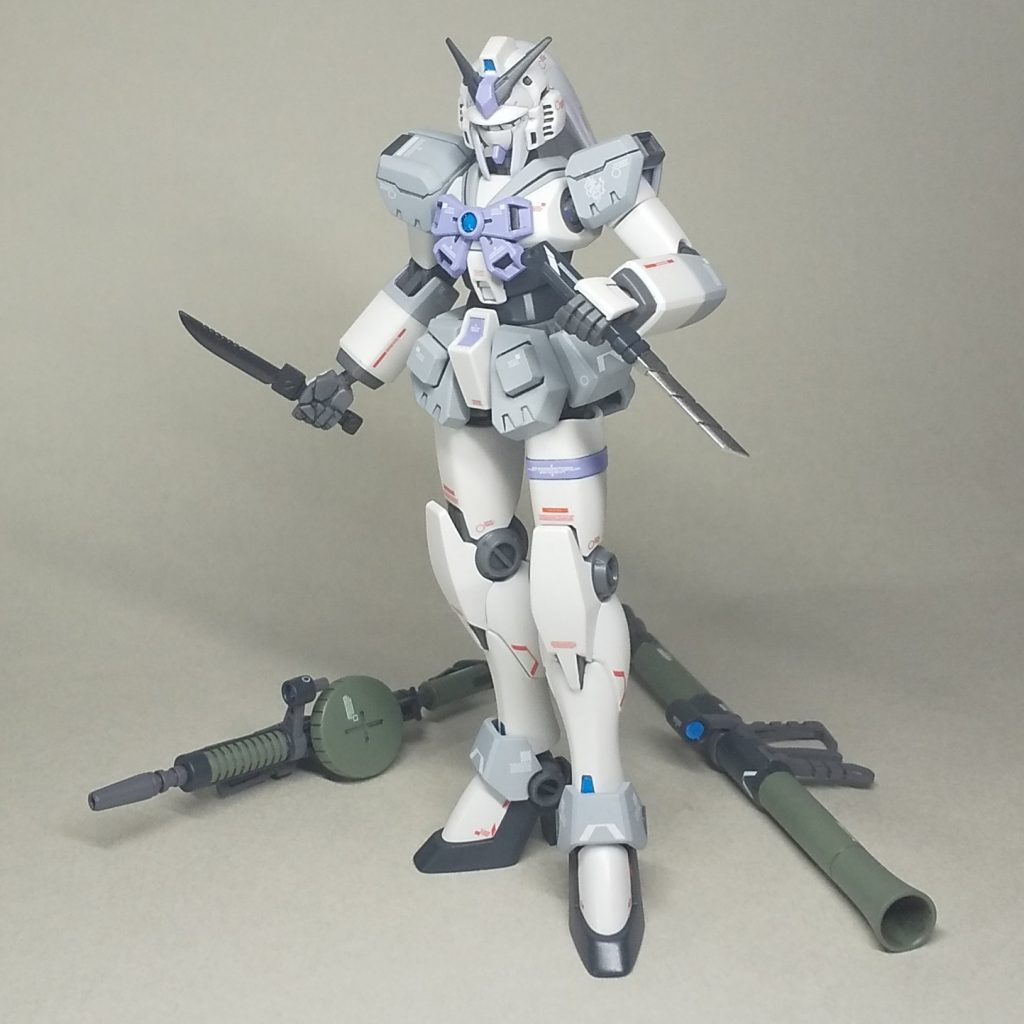 この色だと、武器を持たせた方が似合うので、ピースサインの手や、ビームリボンは、一度つけたくらいでその後は装備させてません。 2020年に武器を変えようとした際に武器持ち手の取り付け基部が破損し、真鍮線で補強して補修したものの、先日の撮影時にも破損。幸い取れた手首を真鍮線に挿しただけで撮影に支障のない保持力はあったので、そのまま撮影を続けました。今の状態だと接着面積が充分に稼げていないので、装着時に押し込む時やボール可動させる時に加わる力には耐えられても、外すときの力には耐えられないようです。(対策案はまだ残ってますが、加工が面倒でシビアなので保留)破損覚悟でないと手首を付け替えられなくなったのも、ピースサインの画像を撮影していない理由ではあります。 ポリキャップでないボール可動部は、マスキング保護して塗装しないようにしたり、組んだ状態のまま吹き付け塗装した方が良さそうだと、改めて思い知らされました。