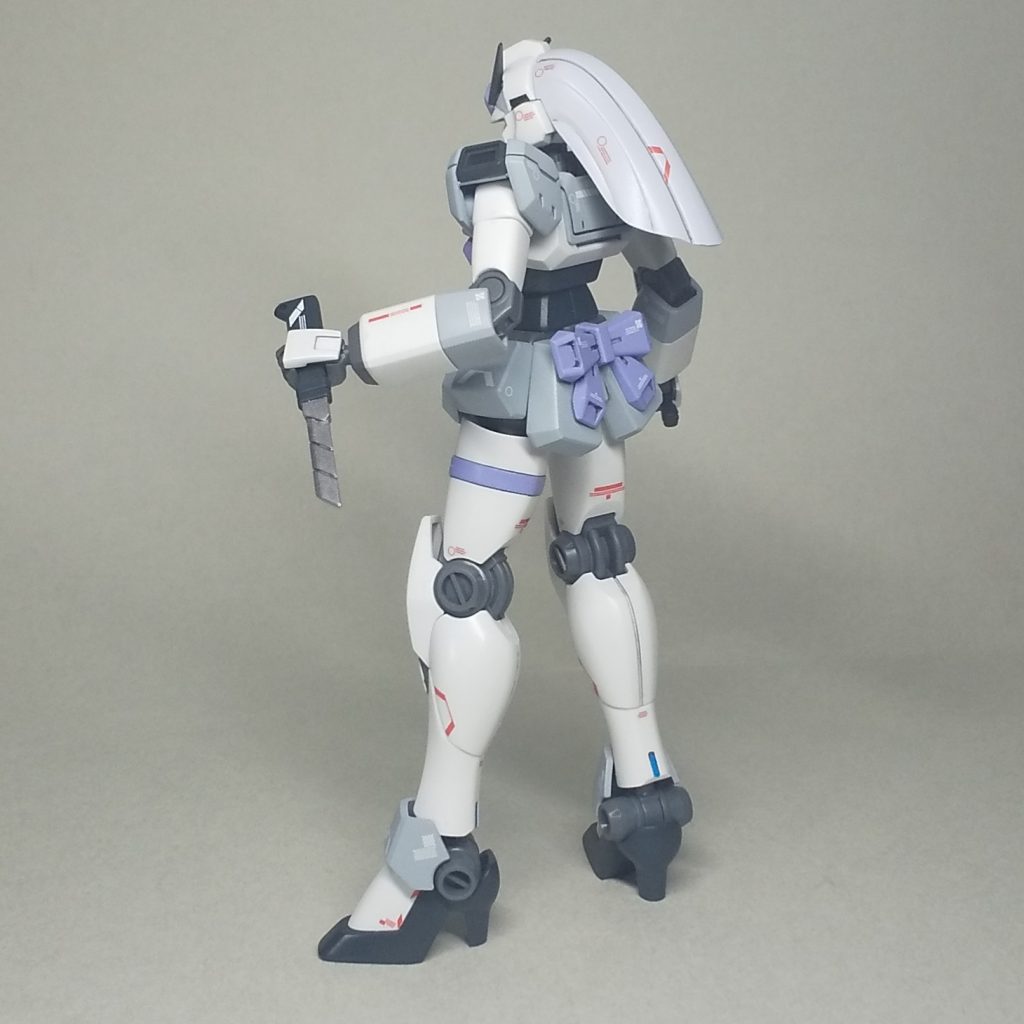 今見ると、髪の切断箇所がそのままで髪の流れ方が変ですが、楽に印象がよくなる方法はなさそうなので、今作ってもこのままかも。髪が減ったことで、胴体が持ちやすくなり、髪の重量が減ってポーズ維持もしやすくなりました。 アイラの境遇と髪型のおかげで、躊躇することなく髪パーツを切断できました。扱いやすくなったので、全く後悔はありません。