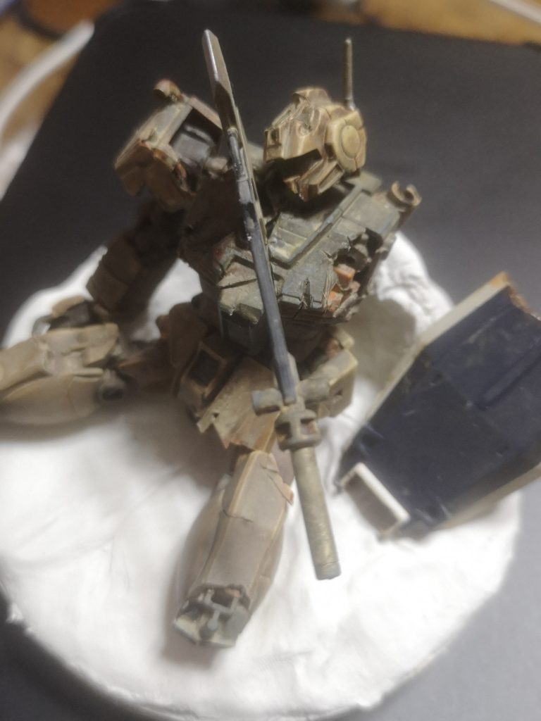 材料は100均で揃えました。ベースは木箱、石粉粘土で足場を作っています。