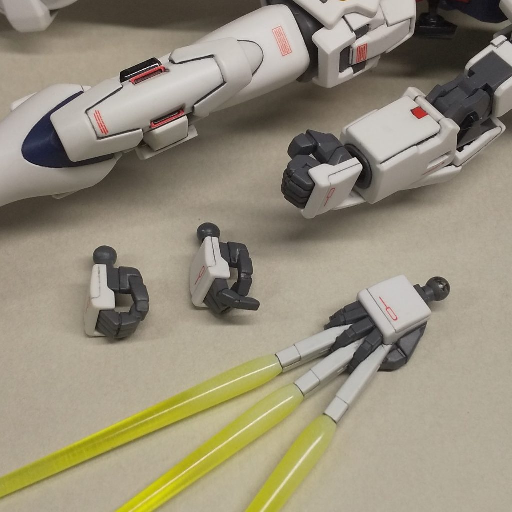 このキットには、そのままでも充分に見栄えのする手首がついています。すばらしいです。 3本持ちビームサーベルの持ち手は、手の甲以外はクリアイエローのビームサーベルも含めた一体成型なので、塗装の見せ場です。きちんと塗装できてるかどうかで、装備させた印象がかなり変わります。