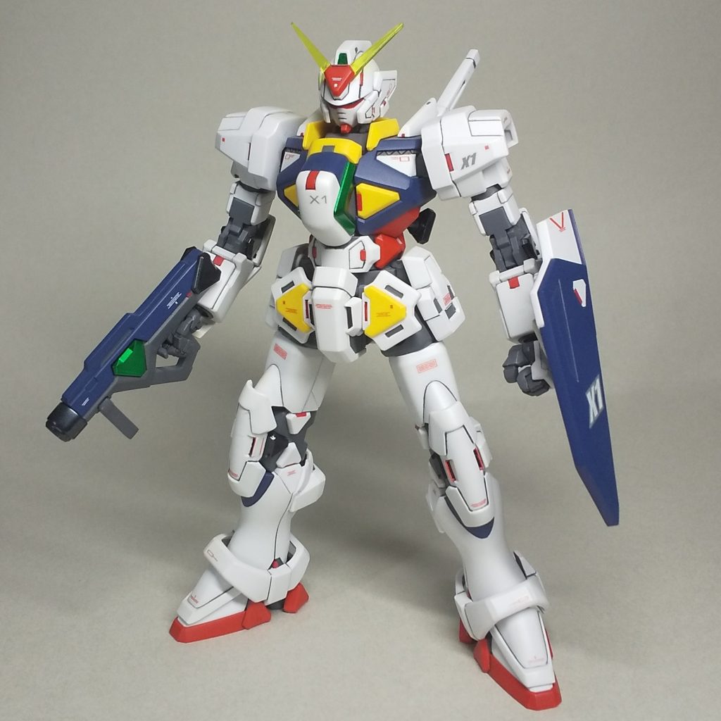 取り回ししやすいようにシールドをカットしました。ビギニングDガンダムのライフルは、現時点でも塗装していません。