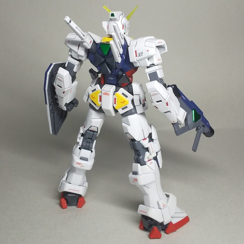 背中のビームサーベルは、片側を強化ビームサーベル、もう片方はビギニングガンダムと同様の三本のビームサーベルを装備させました。