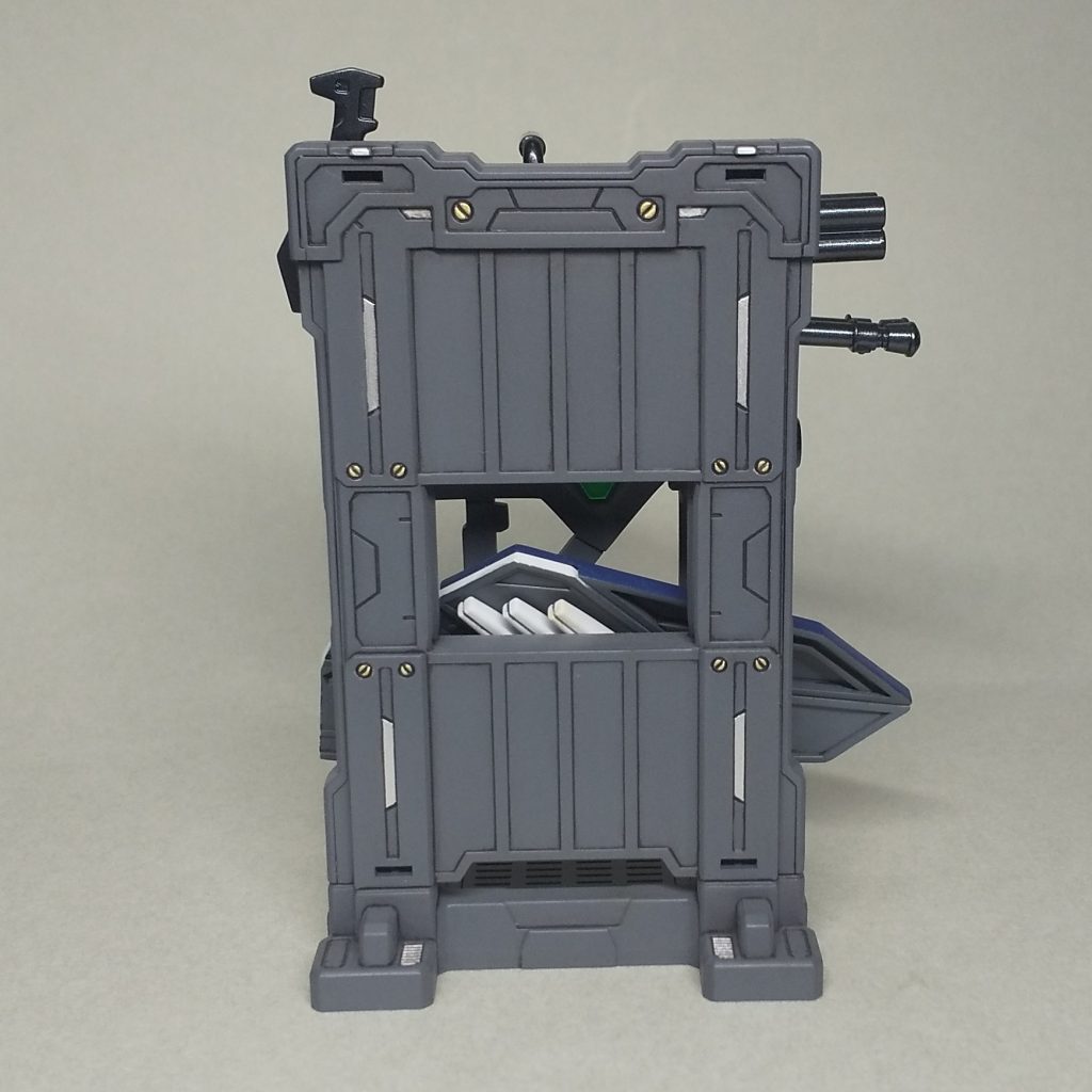 武器ラックうしろ「SYSTEM WEAPONS 001」のザクマシンガンは、後にノーベルガンダム アイラ機の武装として使うことになります。