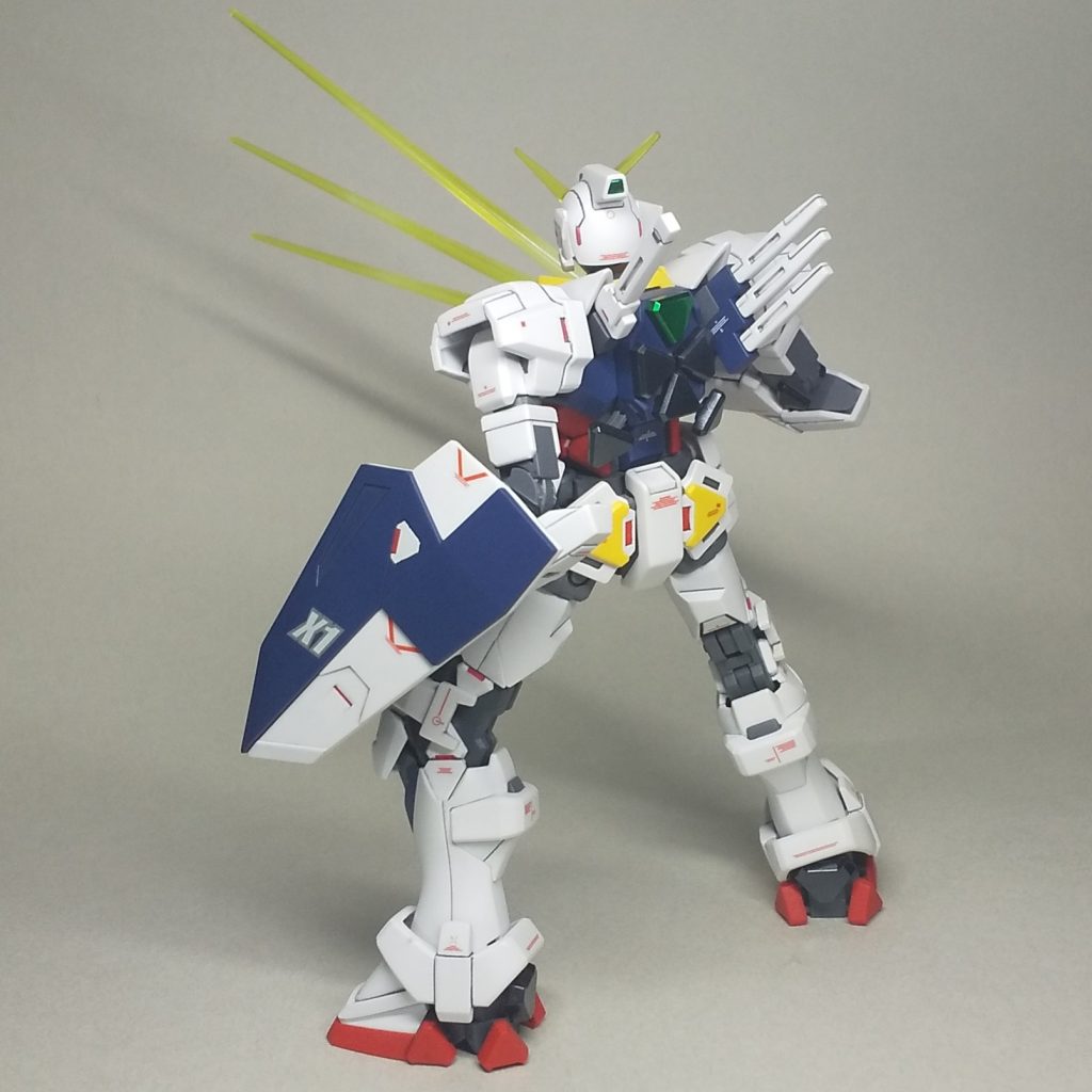 MGクロスボーンガンダムのデカールが余っていたので、「X1」のデカールを使うことにし、機体名を「ビギニングガンダムX1」としました。