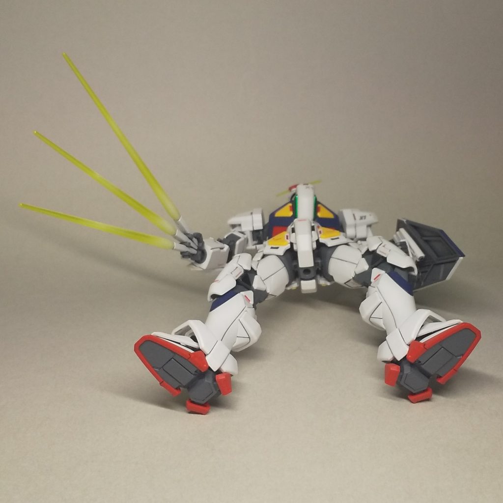 下から 足裏は はじめからしっかりモールドされていて、肉抜き穴はありません。すばらしいです。スタンドを使って飛行ポーズをとらせても見栄えを損ないません。