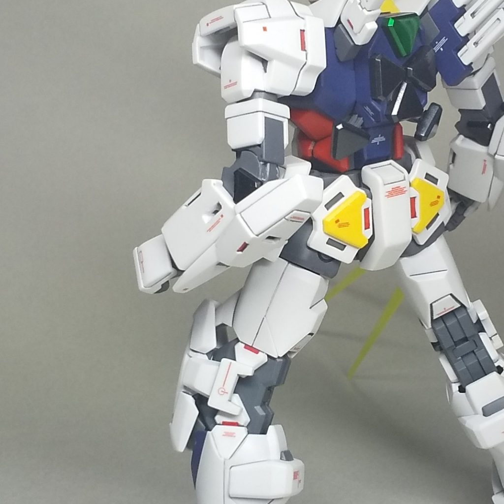 2020年になって、シールド取り付け穴を腕の側面にも開けました。接続パーツには回転軸を設けています。 製作時から、側面に盾を装備できるような接続パーツがあればいいなと思っていましたが、いい案が浮かばず、結局、盾を装備しないで飾っていました。 2020年に購入したガンダムイージスナイトで、側面に武器取り付け穴があったので「別に側面に接続穴があってもいいんだ!」と開き直り、それに倣って直接穴を開けました。ここに盾を装備させると 腕を若干前に曲げた状態でも盾を違和感なく装備できるので、盾を装備して飾るのが嫌ではなくなりました。