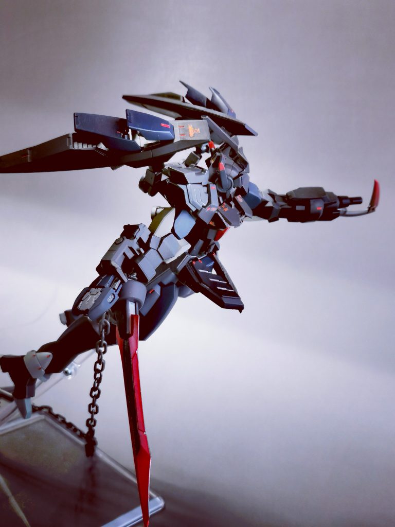 右前腕に2ndVの余剰パーツでマウント作成。ヒート蛇剣、ビームハリセンを装備できます。