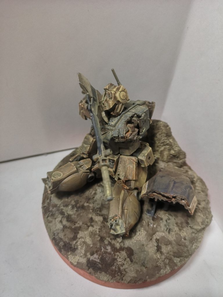 スペースの都合上ライフルでなく半壊したシールドを設置しました。