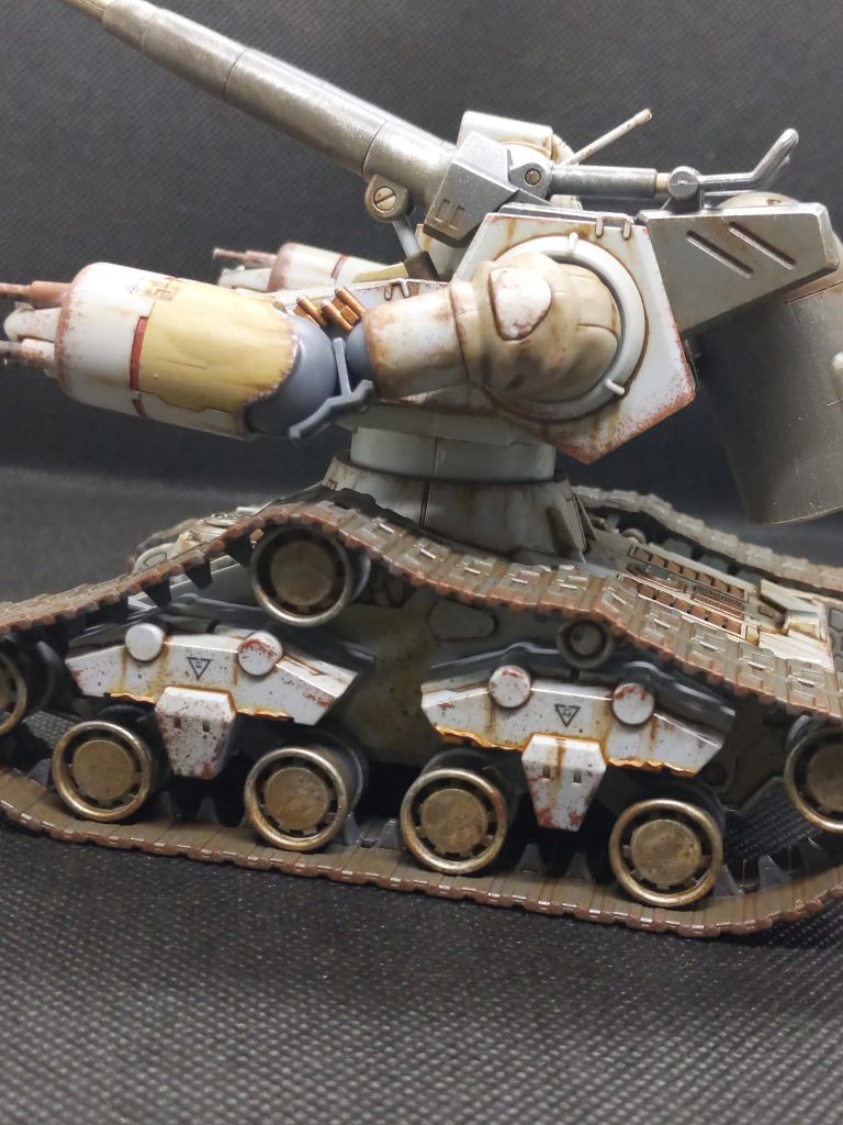 腕と胸あたりにモールドを増やして塗り分けを行っています。数か所なので違いが分かりくいですが。