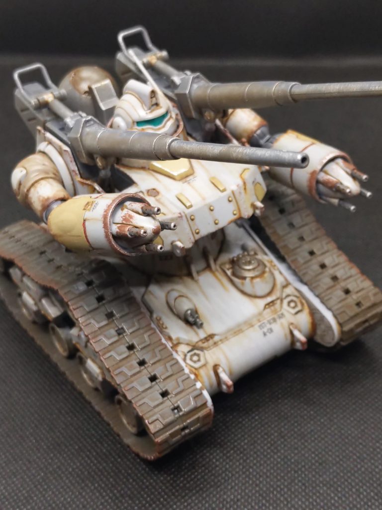 武装はドライブラシで金属色に。下半分だけ汚しています。