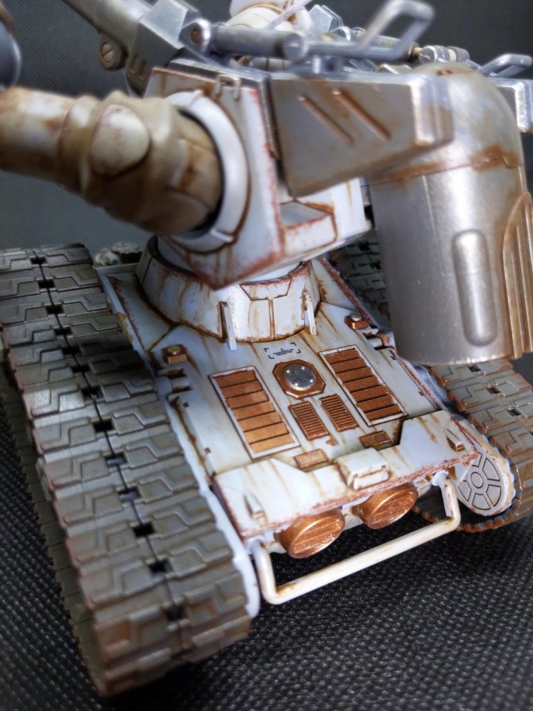 後ろは銅色で一部塗り分けをしています。