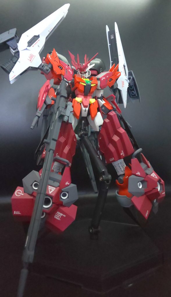 機動力を兼ね備えつつ、隙のない射撃性能で圧倒するという設定になります。ロングライフル、スマートランチャー、ビームランチャー、ビームガン×2、フォース　ファンネル×6、クローファンネル×2が武器となります。