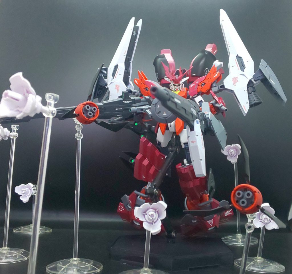 脚部は、クロー型のファンネル×2基で、砲撃も刺突も出来ます。