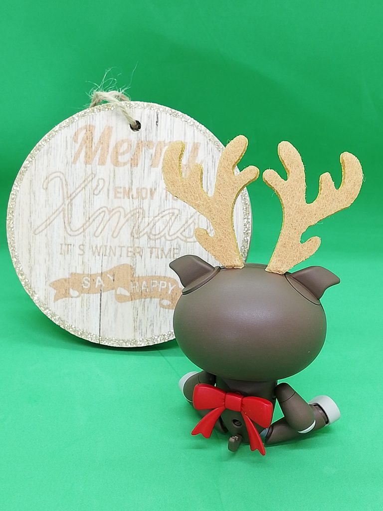 角は百均のヘアピンをカットしたもの。ラメ生地とフェルトの二重構造なので、根元でラメ生地を残してフェルトをはいでパーツに挟んでます。楽チンだし壊れ難いのです。胸には百均のアクセサリーを同じくアクセサリーよう針金を通して。円形台座も百均の飾りをそのまま使ってます。百均様々です。