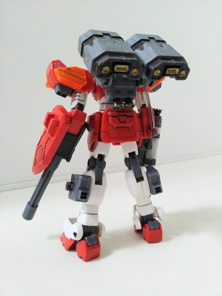 背中のミサイルポッドにはブースターを取り付けて推力も強化しました。