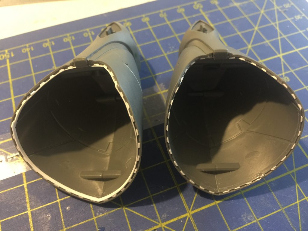 凸凹ディテールは、装甲の内側を段落ち処理してから、細かくカットしたプラ材を貼り付けました。