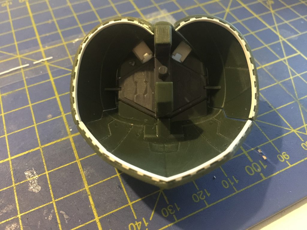 腰も同じ方法で凸凹ディテールを追加しました。