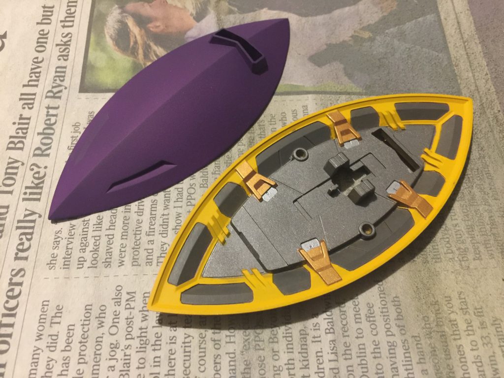 シールドの裏は綺麗に塗り分けました。