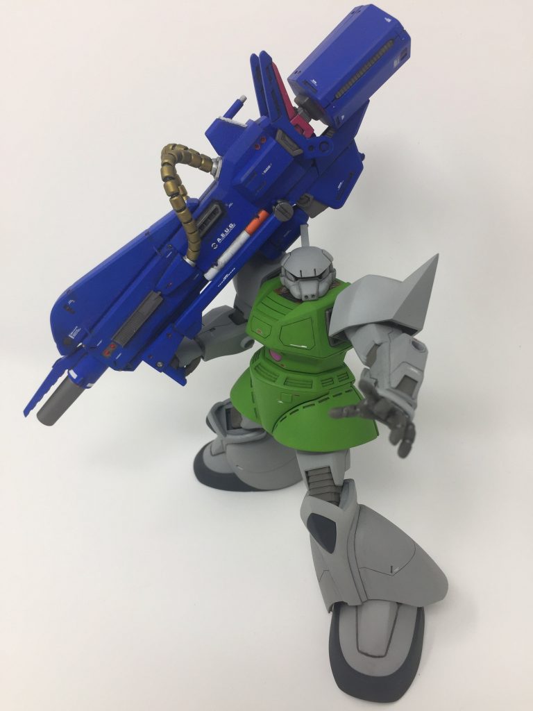 せっかくなのでゲルググさんにメガバズーカランチャーを背負わせてみました。このメガバズーカランチャーは過去作として既に投稿したものがありますので、ぜひ御覧くださいませ。