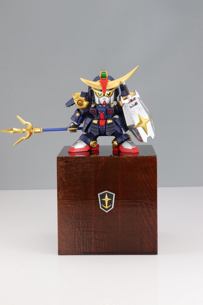 ベースは木ブロックをニス塗りし光沢を出しました。 