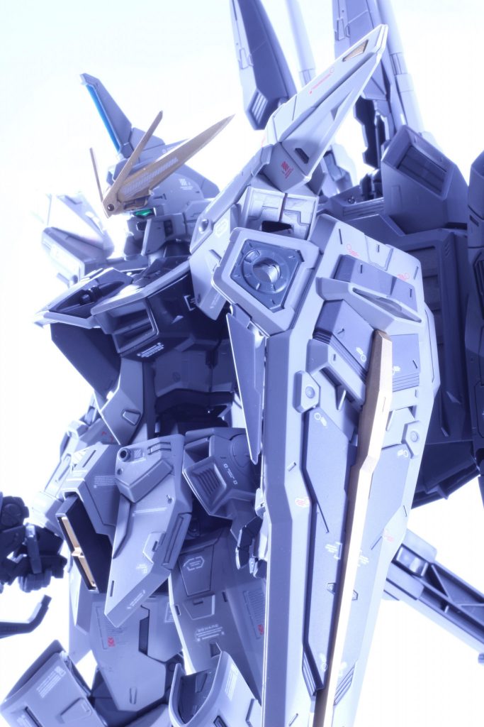 ガイアのニュートラルグレー3種、メカサフ2種、黒サフ、クレオスゴールドを使用しました。照明は3発です。