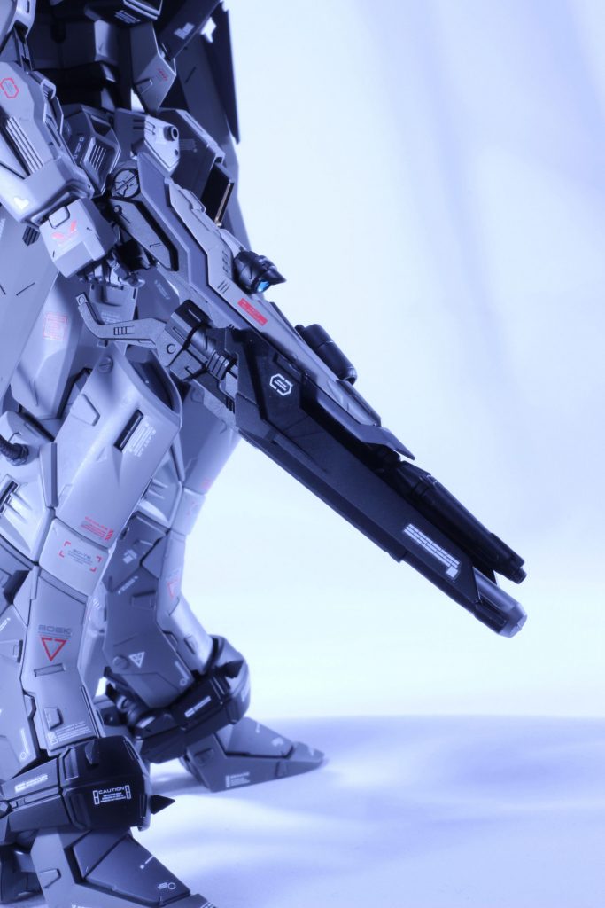 ビームライフルはV2とノワールのパーツを貼り付け。足首スパイクも同様です。