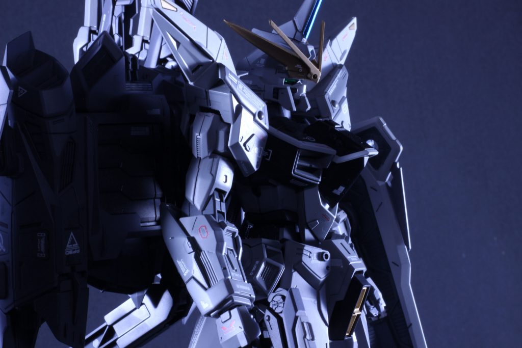 ツノもノワールのを貼り貼り。見えにくいですが、シールド裏はマスキングの上、エナメルジャーマングレーです。