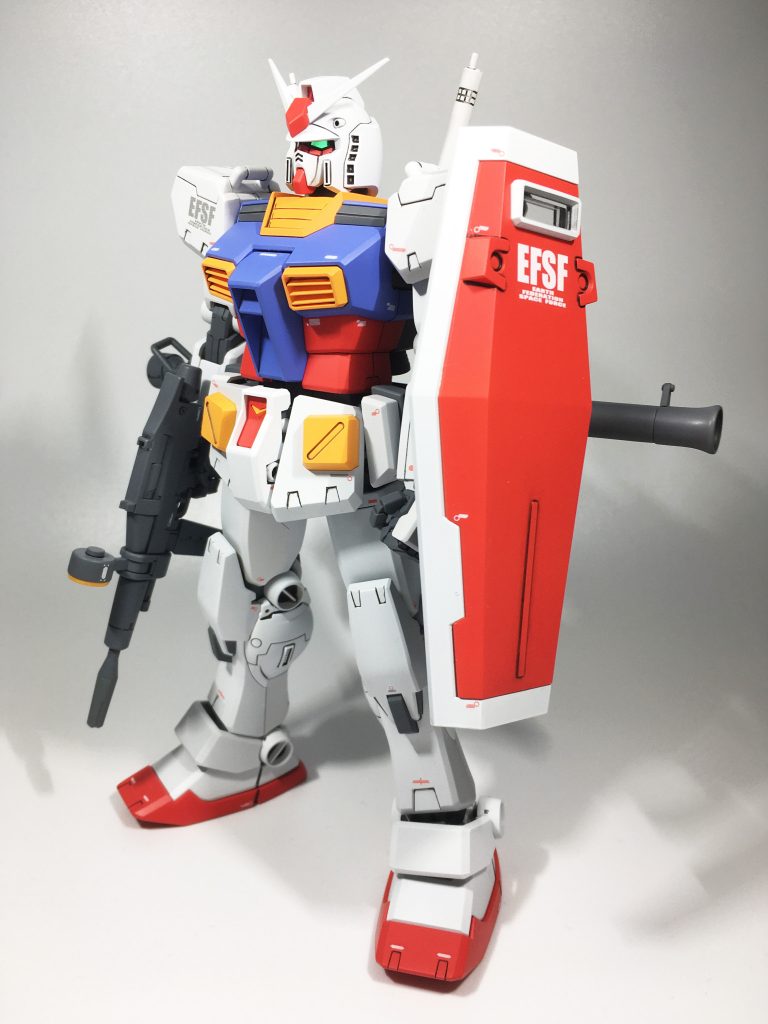 目は付属のシールを切って貼り付け、メインカメラはシールの上からUVクリアジェルを乗せています。