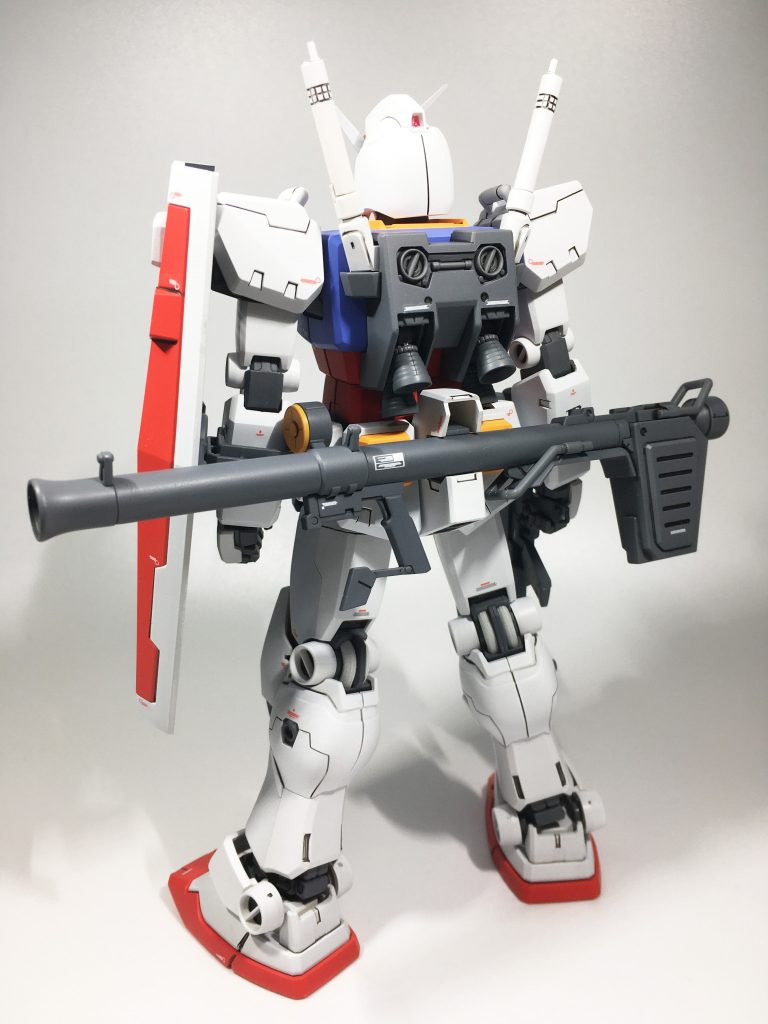 頭部と前腕の合わせ目は後ハメ加工しました。ライフルとバズーカの合わせ目を削るのが大変だった...w