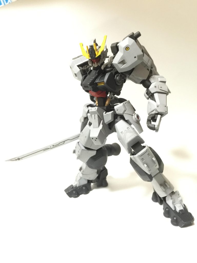 ビームサーベルじゃない実剣を抜刀してるガンダム系モビルスーツって絵になるなぁｗ足も自分がかつて愛用していたリーボックのスニーカー・ATV19に似ていてすごく好みですｗ