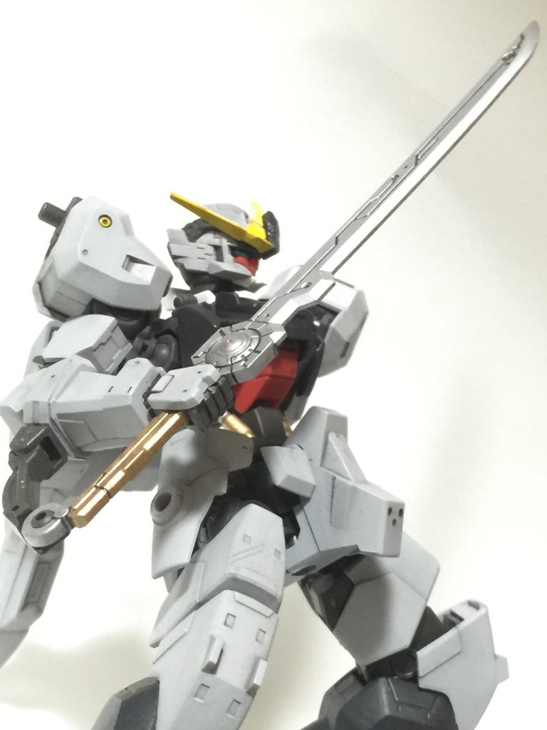 肩のバインダーは趣味に合わなかったので装備していません。腕のコネクタ？から接続されてる実剣って、エネルギーソードみたいでカッコイイっすよね！（FSS世代）