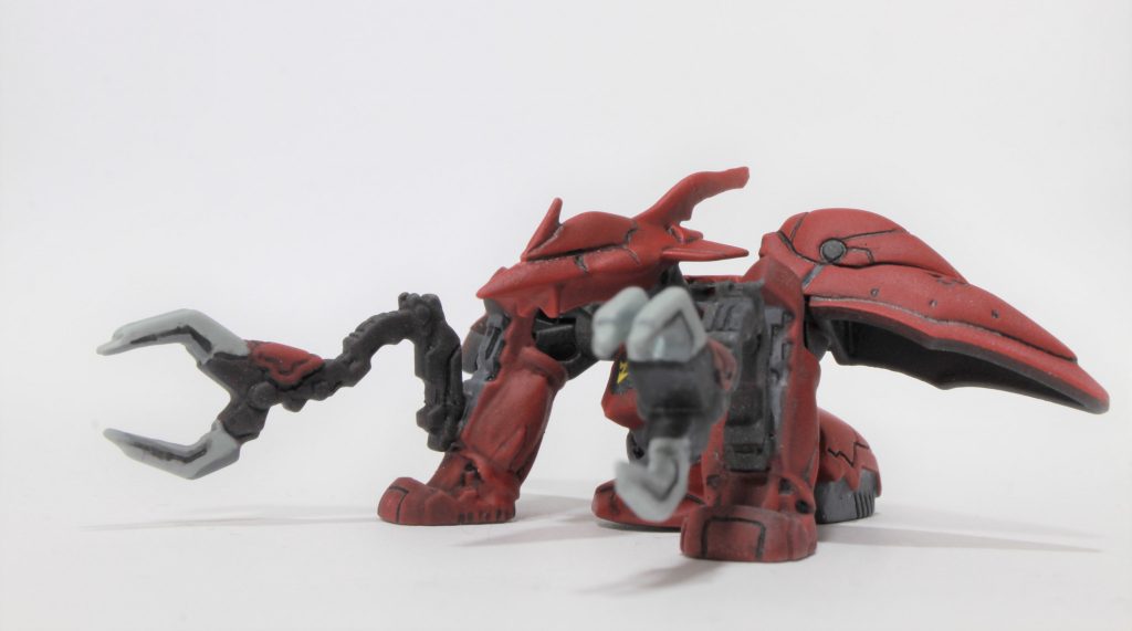クローの形状を変更、アーム部分もそのままだとフラットな感じだったので、アクセントをつけてメカっぽくなるように手を加えました。脚のでっかい肉抜き穴もパテで塞いでいます。