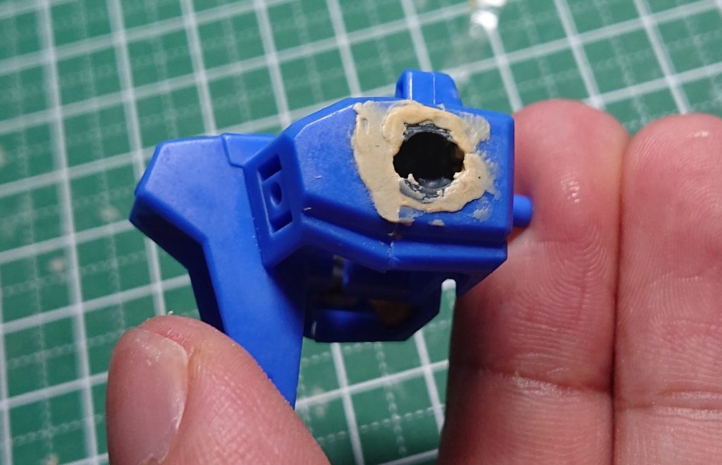 エポパテで埋め込みました。