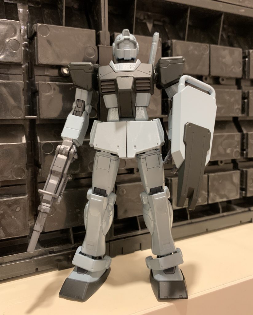 最後に基本塗装後の状態です。前オリジンガンダムとナイトシーカーでミキシングして素ジム作りましたが、それよりも工作簡単で安価で済みました。ちょっとお腹がくびれ過ぎていて個人的にはバランス悪い感じがしますが、修正するのも面倒なので目を瞑りました。ナイトシーカーがプレバン限定なので入手が厄介ですが、バイザーの色と耳を工夫出来れば、一般販売のインターセプトカスタム+HGUCガンダムでもいけると思います。この色のジムを作ると、量産型ガンキャノンをグレーに塗って100mmマシンガン両手持ちさせたくなってきますね。最後までご覧いただきありがとうございました。