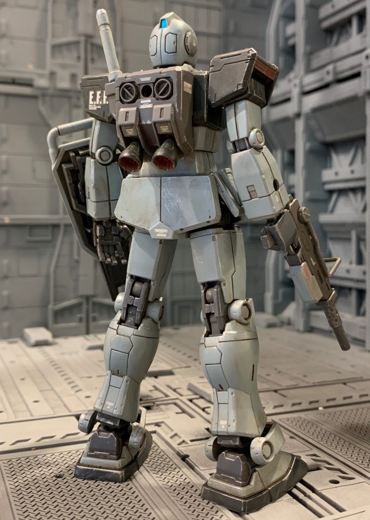 バックパックもガンダムの物で、右側のサーベルラックを削り取ったのみです。