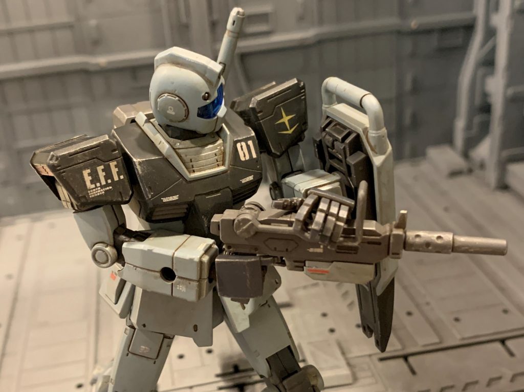 武装はHGUC陸戦型ジムから持ってきました。100mmマシンガンはトリガーガードを追加、シールドは取り付け部を丸軸(ランナーを切ったもの)に交換しオリジンジムの腕穴に入るようにしました。