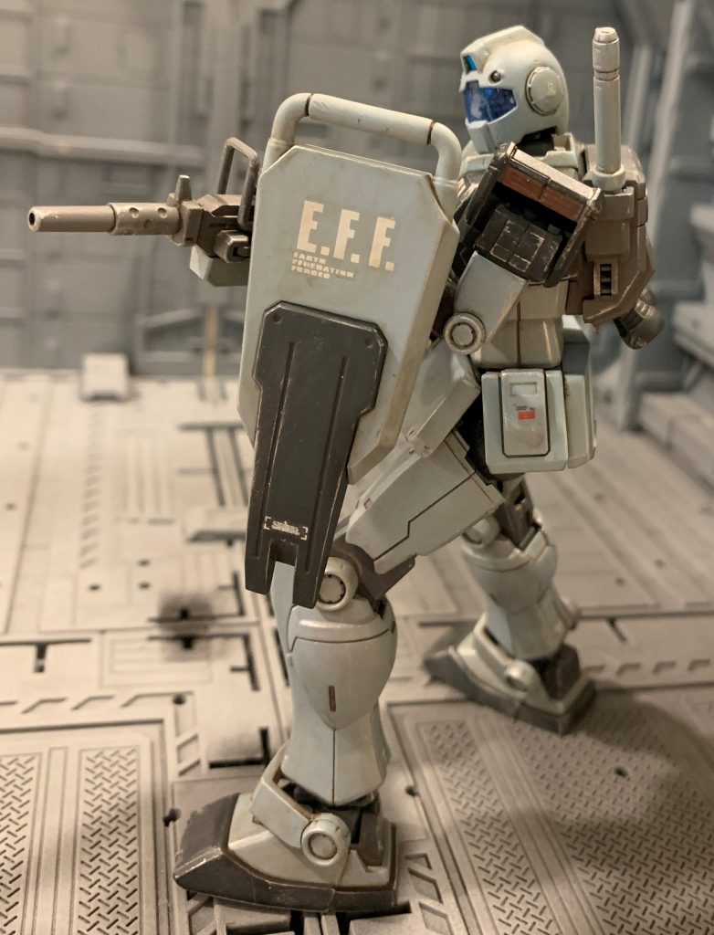 ホワイトディンゴ隊のマークのデカールを調達して貼ろうとも思いましたが、このカラーリングはホワイトディンゴ隊の部隊カラーなのか、それとも豪州方面軍全体のカラーなのかは公式で明言されていない認識です。なので私の中では豪州方面軍所属機だと妄想し、敢えて貼りませんでした。