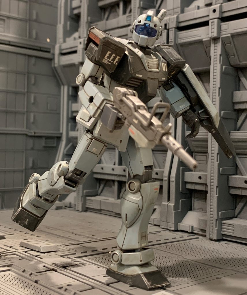 出所であるドリームキャストの「コロニーの落ちた地で」は当時発売日に買ってプレイし、アンケートはがきを送ってホワイトベース隊と戦えるプレミアムディスクも手に入れてやり込んだ思い出深いソフトです。数年前にPS3で「リメイク版」が出ましたが、ゲームシステムは何もかも違って全くの別ゲームで非常にがっかりしました。当時はカードゲームのガンダムウォーもやっていたので、初回封入特典のホワイトディンゴジムも嬉しかったです(イマイチ使い道無かったですが)。