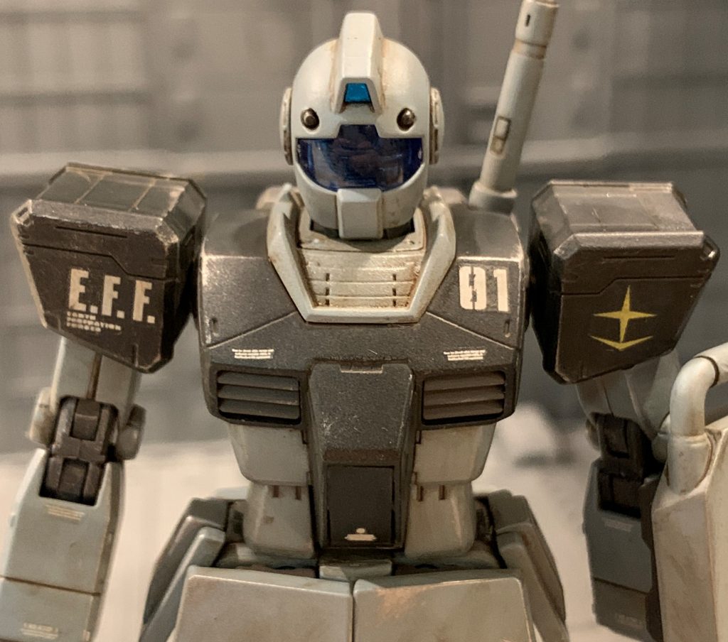 胴体はコックピットハッチにプラ板を貼り付け、お腹部を後ハメ加工し合わせ目消したくらいです。肩アーマーもHGUCガンダムの方が幅があってガタイが良かったので、ガンダムの方を採用しました。