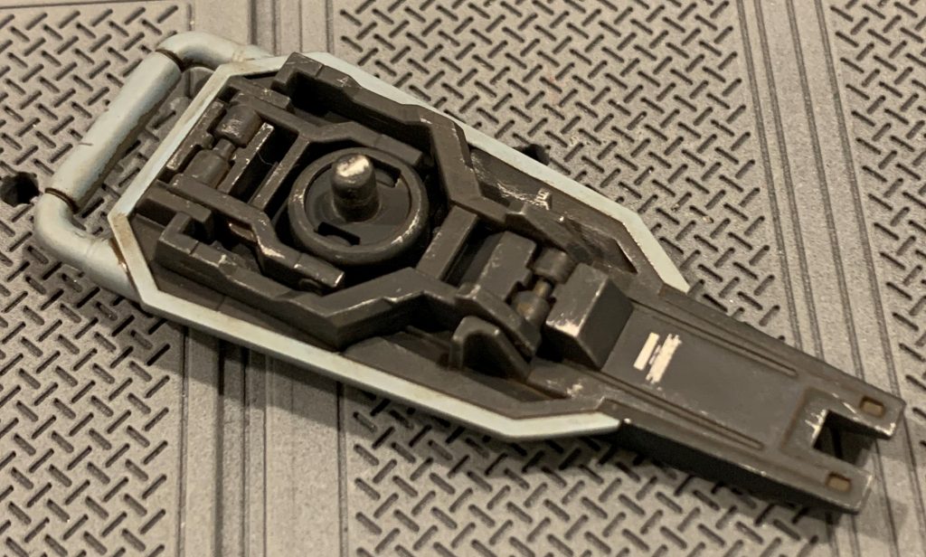 シールドは差し込み部に3mmランナーをぶっ指して接着し、適当な長さに切ったのみでオリジンジム腕にぴったり合いました。