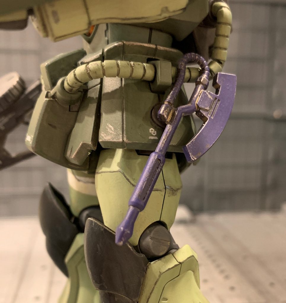 近接兵装も暫定的に使い慣れたヒートホークを腰に装備しています。ただし、ヒートサーベルの方があらゆる面でヒートホークより優秀でしたので、パイロットは一刻も早く慣熟訓練を完了しグフシールド+ヒートサーベルに換装したい思いだったでしょう。