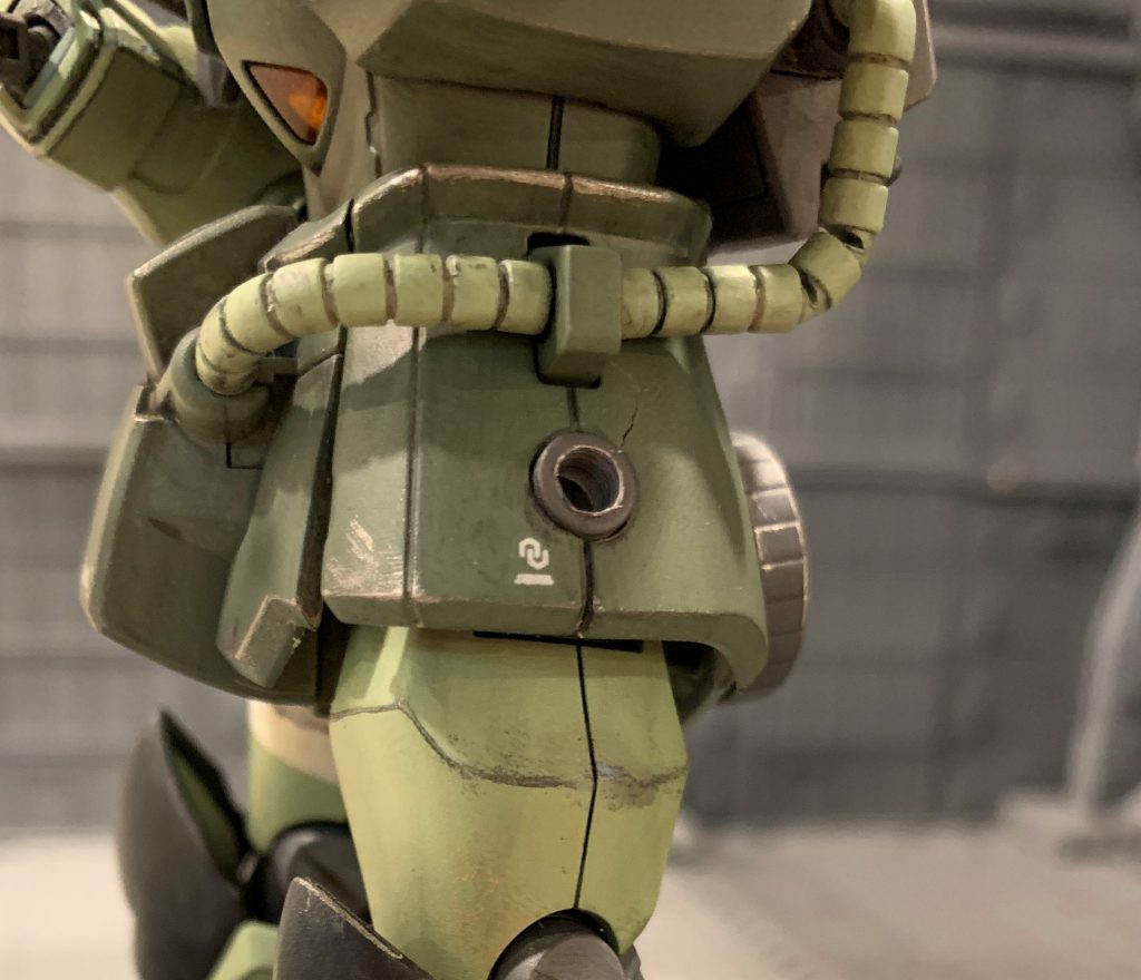 両腰サイドアーマーにはマウントラックを設け、予備弾倉やグレネード等の携行数を増やしています。サイドアーマーにドリルで穴を空け、3mmジョイントパーツを差し込んでいます。