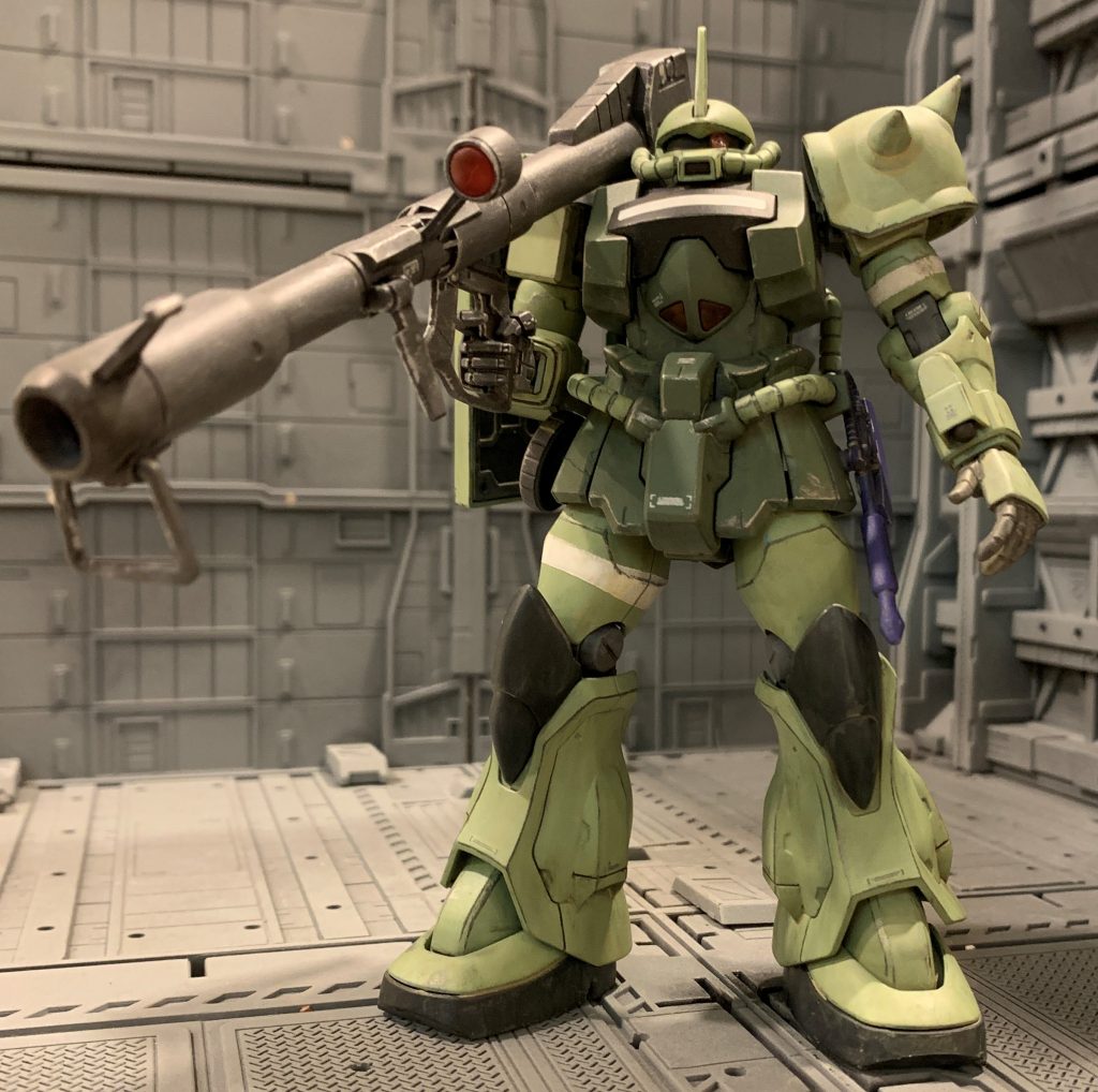 グフカスタム特有のトリッキーな戦術は展開できませんが、ザクⅡの純粋な上位互換機として運用できました。ザクⅡでは重力下で運用できない(オラ設定)ジャイアントバズも軽々扱えます。改修箇所は下記です。・両肩アーマーをザクの物に変更・射撃兵装もザクと同様の物を使用・近接兵装も使い慣れたヒートホークを使用(ただしグフカスの出力に合わせて発熱効率、温度は向上)・ヒートロッド射出機構は左腕に移設し、グレネードランチャーに改造・カラーリングは一般的なザクの色とし、欺瞞性向上