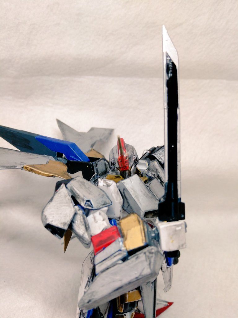 ハンマーは剣の鞘にもなり、短刀を抜くことができる！